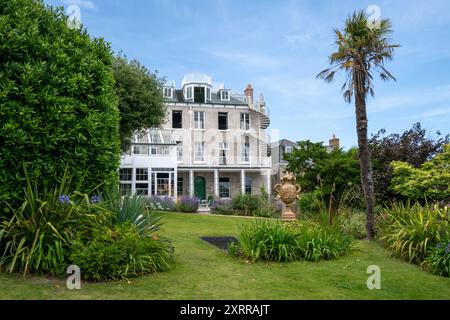 Vista sul giardino della casa di Victor Hugo a St Peter Port, Guernsey, Channel Islands, Regno Unito Foto Stock