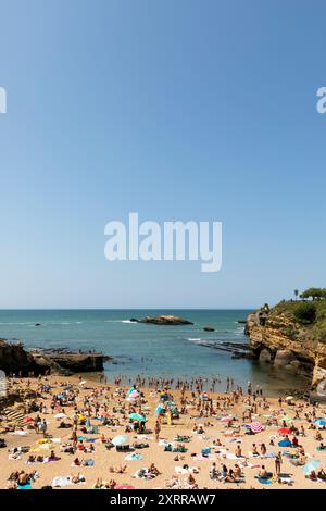 Persone sulla spiaggia di Plage du Port Vieux a Biarritz, Francia, durante l'estate del 2024 Foto Stock