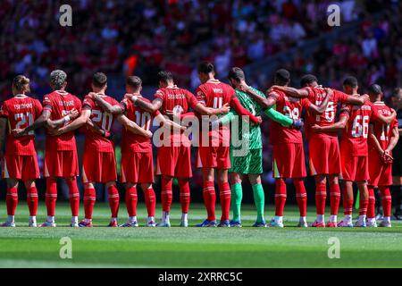 Liverpool, Regno Unito. 11 agosto 2024. I giocatori del Liverpool stanno insieme durante un minuto di silenzio in memoria dell'attacco del Southport durante l'amichevole pre-stagione tra Liverpool FC e Sevilla FC ad Anfield, Liverpool, Inghilterra, Regno Unito l'11 agosto 2024 Credit: Every Second Media/Alamy Live News Foto Stock