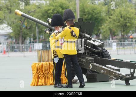 1st Field Artillery Regiment, Guardia del Re, Esercito reale Tailandese, prepara un saluto di 21 cannoni in onore celebrativo in occasione del 92 ° anniversario di sua Maestà la Regina Sirikit la Regina madre al campo cerimoniale Sanam Luang all'esterno del Grand Palace (Wat Phra Kaew) a Bangkok, Thailandia, il 12 agosto 2024. (Foto di Teera Noisakran/Sipa USA) Foto Stock