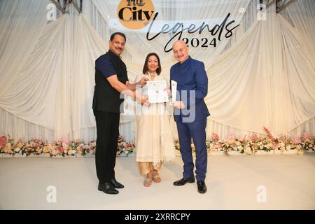 NEW DELHI, INDIA - LUGLIO 28: (NOTA DELL'EDITORE: Questa è un'immagine esclusiva di Hindustan Times/Sipa USA) l'attore di Bollywood Anupam Kher ha ricevuto un premio dal leader del BJP Rajiv Pratap Rudy e sua moglie, il golfista Neelam Pratap Rudy durante i premi HT City Legends 2024 ospitati da HT City in occasione del suo 25° compleanno, al Taj Palace di Chanakyapuri il 28 luglio 2024 a nuova Delhi, India. Questa serata da seduti è stata un tributo a luminari provenienti da diversi campi che hanno lasciato un segno indelebile nelle loro professioni. (Foto di Manoj Verma/Hindustan Times/Sipa USA ) Foto Stock