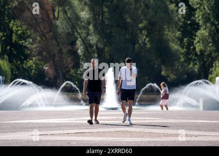 La gente cammina vicino alle fontane di Battersea Park, Londra. Data foto: Lunedì 12 agosto 2024. Foto Stock