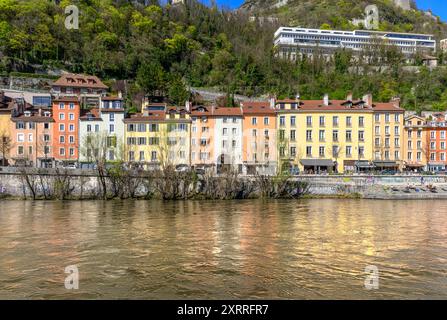 Bellissime e colorate case e negozi lungo il lato nord del fiume Isère a Grenoble, nel sud-est della Francia. Foto Stock