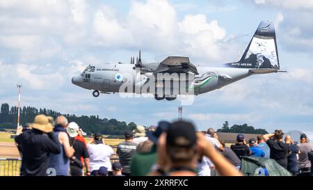 Royal Jordanian Air Force - Lockheed C-130H Hercules, in arrivo alla RAF Fairford per prendere parte allo spettacolo statico al RIAT 2024. Foto Stock