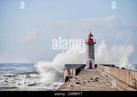 Leuchtturm Farolim de Felgueiras mit Brandung, der Rio Douro mündet bei Foz de Douro in den Atlantik Impressionen Porto *** Faro Farolim de Felgueiras con surf, il Rio Douro sfocia nell'Atlantico a Foz de Douro Impressions di Porto Foto Stock