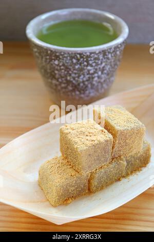 Warabimochi, cucina tradizionale giapponese con una tazza di tè verde Matcha caldo Foto Stock