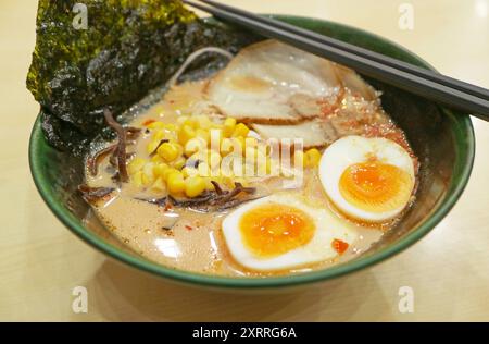 Delizioso ramen Tonkotsu, un piatto di tagliatelle cinesi giapponesi con brodo di ossa di maiale Foto Stock