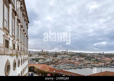 Fassade des Bichofspalast Porto am Terreiro da se mit Blick über den Fluss Douro nach Vila Nova de Gaia Impressionen Porto *** facciata del Palazzo Bichof Porto a Terreiro da se con vista sul fiume Douro fino a Vila Nova de Gaia Impressions of Porto Foto Stock