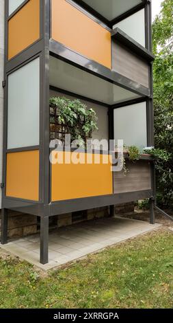 Dresda, Germania - 7 ottobre 2023: Balcone dal design urbano con pannelli vibranti Foto Stock