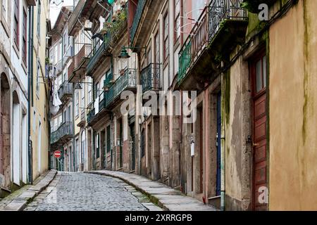 DAS eemals jüdische Viertel Sao Pedro de Miragaia der Stadt Porto mit ursprünglichen und malerischen Gassen und Hausfassaden und typische Balkone Impressionen Porto *** l'ex quartiere ebraico Sao Pedro de Miragaia della città di Porto con l'originale e. pittoreschi vicoli e facciate di case e tipici balconi impressioni di Porto Foto Stock