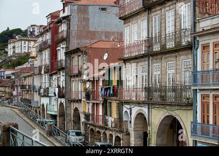 DAS eemals jüdische Viertel Sao Pedro de Miragaia der Stadt Porto mit ursprünglichen und malerischen Gassen und Hausfassaden und typische Balkone Impressionen Porto *** l'ex quartiere ebraico Sao Pedro de Miragaia della città di Porto con l'originale e. pittoreschi vicoli e facciate di case e tipici balconi impressioni di Porto Foto Stock