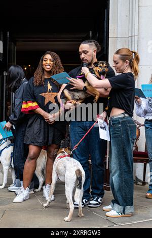 Bernadette Peters e Elaine Page ospitano il West End Woofs (e Meows) con ospiti e le star del West End Musicals alla St Paul's Church Foto Stock