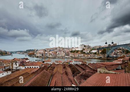 Blick über die Dächer der Portweinkellereien von Vila Nova de Gaia zur Altstadt von Porto und der Brücke Ponte Dom Luis i über den Douro Impressionen Porto *** Vista sui tetti delle cantine portuali di Vila Nova da Gaia alla città vecchia di Porto e al ponte Dom Luis i sul Douro Impressions of porto Foto Stock