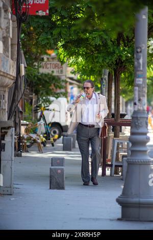 Bucarest, Romania - 07 agosto 2021: Uomo che cammina per strada. Persone reali. Foto Stock