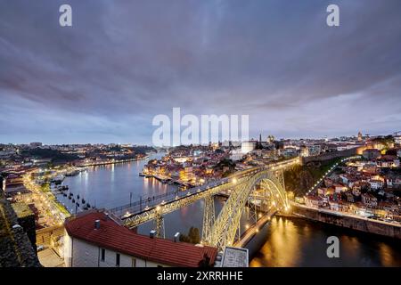 Die Fachwerk-Bogenbrücke Ponte Dom Luis I. über den Douro verbindet die Stadt Porto mit Vila Nova de Gaia, das Wahrzeichen von Porto wurde 1875 von einem Schüler von Gustave Eiffel erbaut, Ansicht bei Nacht Impressionen Porto *** il ponte ad arco a graticcio Ponte Dom Luis i sul Douro collega la città di Porto con Vila Nova de Gaia, il punto di riferimento di Porto è stato costruito nel 1875 da uno studente di Gustave Eiffel, vista di notte Impressions Porto Foto Stock