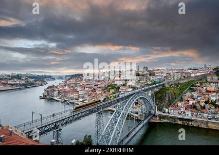 Die Fachwerk-Bogenbrücke Ponte Dom Luis I. über den Douro verbindet die Stadt Porto mit Vila Nova de Gaia, Ansicht bei Sonnenuntergang, das Wahrzeichen von Porto wurde 1875 von einem Schüler von Gustave Eiffel erbaut Impressionen Porto *** il ponte ad arco a graticcio Ponte Dom Luis i sul Douro collega la città di Porto con Vila Nova de Gaia, vista al tramonto, il punto di riferimento di Porto fu costruito nel 1875 da uno studente di Gustave Eiffel Impressions di Porto Foto Stock