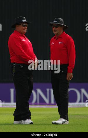 Leeds, Regno Unito, 1 settembre 2016. Gli arbitri Marais Erasmus e Tim Robinson durante una pausa in gioco nella 4th Royal London One Day International tra Inghilterra e Pakistan a Headingley. Credito: Colin Edwards Foto Stock