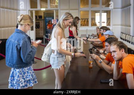GRONINGEN - i potenziali studenti di vari programmi si iscrivono alla settimana di Groningen KEI. Durante la settimana di presentazione, i potenziali studenti del primo anno e i trasferimenti avranno l'opportunità di scoprire la città e la vita degli studenti. ANP JILMER POSTMA netherlands Out - belgio Out Foto Stock
