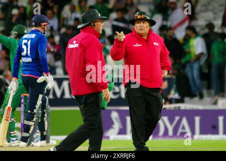 Leeds, Regno Unito, 1 settembre 2016. Gli arbitri Tim Robinson e Marais Erasmus durante il 4° Royal London One Day International tra Inghilterra e Pakistan a Headingley. Credito: Colin Edwards Foto Stock