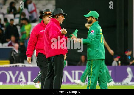 Leeds, Regno Unito, 1 settembre 2016. Gli arbitri Tim Robinson e Marais Erasmus parlano con il capitano Azhar Ali durante il 4° Royal London One Day International tra Inghilterra e Pakistan a Headingley. Credito: Colin Edwards Foto Stock