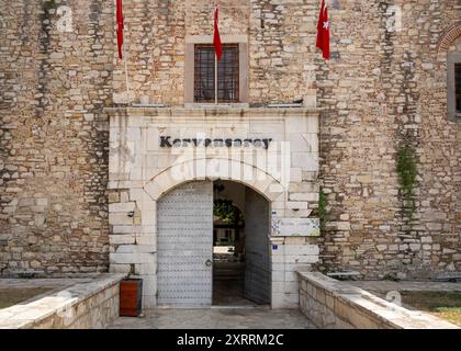 Aydin, Turchia - 4 luglio 2024: Okuz Mehmed Pasha caravanserai a Kusadasi Foto Stock