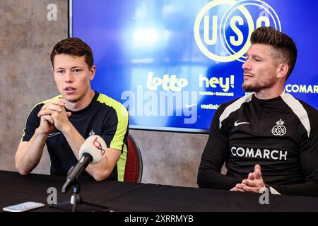 Mathias Rasmussen dell'Unione e Sebastien Pocognoli allenatore dell'Unione, nella foto di lunedì 12 agosto 2024 a Lier, durante una conferenza stampa della squadra di calcio belga Royale Union Saint-Gilloise. La squadra si sta preparando per la partita di domani contro il cecoslovacco Slavia Praga, nella tappa di ritorno del terzo turno di qualificazione per la UEFA Champions League. Praga ha vinto la partita di andata 3-1. FOTO DEL BELGA BRUNO FAHY Foto Stock