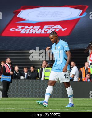 Londra, Regno Unito. 10 agosto 2024. LONDRA, INGHILTERRA - 10 AGOSTO: Manuel Akanji del Manchester City celebra il gol vincente dal punto di rigore durante la fa Community Shield tra Manchester City e Manchester United allo stadio di Wembley il 10 agosto 2024 a Londra, Inghilterra. Crediti: Action foto Sport/Alamy Live News Foto Stock