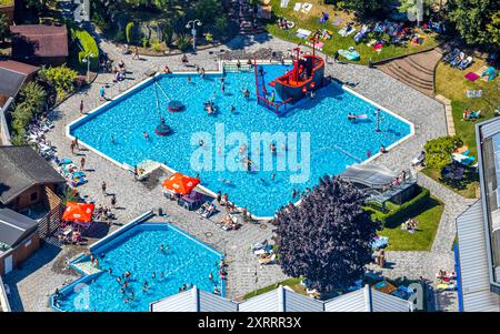 Luftbild, Freibad im Revierpark Wischlingen, Schwimmbecken und Solebad, Badegäste im Kinderbecken mit Piratenschiff und auf der Liegewiese mit Sonnenschirmen, Dorstfeld, Dortmund, Ruhrgebiet, Nordrhein-Westfalen, Deutschland ACHTUNGxMINDESTHONORARx60xEURO *** Vista aerea, piscina all'aperto nel Revierpark Wischlingen, piscina e piscina di acqua salata, bagnanti nella piscina per bambini con nave pirata e sul prato prendisole con ombrelloni, Dorstfeld, Dortmund, zona della Ruhr, Renania settentrionale-Vestfalia, Germania ACHTUNGxMINDESTHONORARx60xEURO Foto Stock