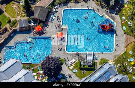 Luftbild, Freibad im Revierpark Wischlingen, Schwimmbecken und Solebad, Badegäste im Kinderbecken mit Piratenschiff und auf der Liegewiese mit Sonnenschirmen, Dorstfeld, Dortmund, Ruhrgebiet, Nordrhein-Westfalen, Deutschland ACHTUNGxMINDESTHONORARx60xEURO *** Vista aerea, piscina all'aperto nel Revierpark Wischlingen, piscina e piscina di acqua salata, bagnanti nella piscina per bambini con nave pirata e sul prato prendisole con ombrelloni, Dorstfeld, Dortmund, zona della Ruhr, Renania settentrionale-Vestfalia, Germania ACHTUNGxMINDESTHONORARx60xEURO Foto Stock