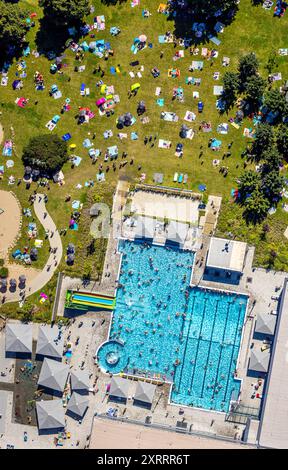 Luftbild, DINamare - das stadtwerkebad, Freibad mit Wasserrutsche, Badegäste im Schwimmbecken und auf der Liegewiese mit Sonnenschirmen, Bruch, Dinslaken, Ruhrgebiet, Nordrhein-Westfalen, Deutschland ACHTUNGxMINDESTHONORARx60xEURO *** Vista aerea, DINamare das stadtwerkebad, piscina all'aperto con scivolo, bagnanti in piscina e sul prato solarium con ombrelloni, Bruch, Dinslaken, zona della Ruhr, Renania settentrionale-Vestfalia, Germania ACHTUNGxMINDESTHONORARx60xEURO Foto Stock