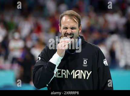 LILLE, FRANCIA - 11 AGOSTO: la medaglia d'argento Kai Haefner del Team Germany posa per una foto durante la cerimonia della medaglia il giorno sedicesimo dopo il match della medaglia d'oro maschile tra il Team Germany e il Team Denmark il giorno sedicesimo dei Giochi Olimpici di Parigi 2024 allo Stade Pierre Mauroy l'11 agosto 2024 a Lille, Francia. © diebilderwelt / Alamy Stock Foto Stock