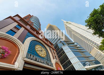 Vista dall'angolo basso di Melinh Point, degli edifici Hilton Saigon e Vietcombank Tower, ho chi Minh City, Vietnam Foto Stock