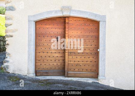 Porta tradizionale del Béarn, vista nel villaggio rurale di AAS nella valle di Ossau, in Francia, Foto Stock