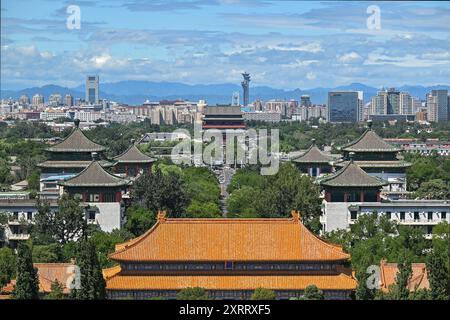 (240812) -- PECHINO, 12 agosto 2024 (Xinhua) -- questa foto scattata il 12 agosto 2024 mostra la Torre del tamburo vista dalla collina di Jingshan sull'asse centrale di Pechino in una giornata di sole a Pechino, capitale della Cina. (Xinhua/li Xin) Foto Stock