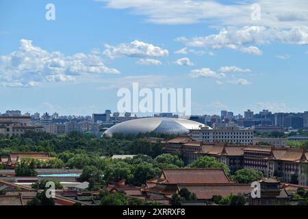 (240812) -- PECHINO, 12 agosto 2024 (Xinhua) -- questa foto scattata da Jingshan Park il 12 agosto 2024 mostra il Centro Nazionale per le Arti dello spettacolo in una giornata di sole a Pechino, capitale della Cina. (Xinhua/li Xin) Foto Stock