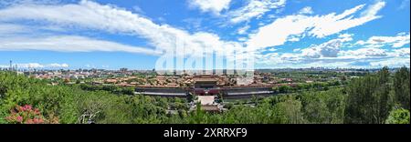 (240812) -- PECHINO, 12 agosto 2024 (Xinhua) -- questa foto con punti scattata il 12 agosto 2024 dal Jingshan Park mostra il Museo del Palazzo in una giornata di sole a Pechino, capitale della Cina. (Xinhua/li Xin) Foto Stock