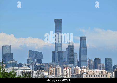 (240812) -- PECHINO, 12 agosto 2024 (Xinhua) -- questa foto scattata da Jingshan Hill il 12 agosto 2024 mostra i grattacieli del quartiere centrale degli affari (CBD) in una giornata di sole a Pechino, capitale della Cina. (Xinhua/li Xin) Foto Stock