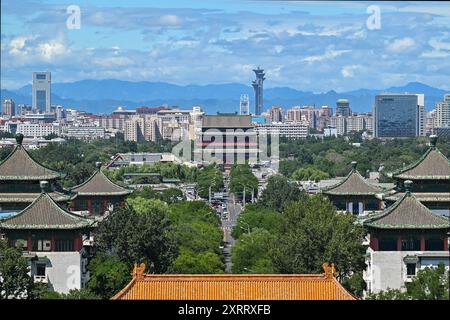 (240812) -- PECHINO, 12 agosto 2024 (Xinhua) -- questa foto scattata il 12 agosto 2024 mostra la Torre del tamburo vista dalla collina di Jingshan sull'asse centrale di Pechino in una giornata di sole a Pechino, capitale della Cina. (Xinhua/li Xin) Foto Stock