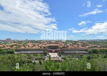 (240812) -- PECHINO, 12 agosto 2024 (Xinhua) -- questa foto scattata il 12 agosto 2024 dal Jingshan Park mostra il Museo del Palazzo in una giornata di sole a Pechino, capitale della Cina. (Xinhua/li Xin) Foto Stock