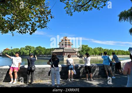 (240812) -- PECHINO, 12 agosto 2024 (Xinhua) -- i turisti scattano foto di una torretta del Museo del Palazzo in una giornata di sole a Pechino, capitale della Cina, 12 agosto 2024. (Xinhua/li Xin) Foto Stock