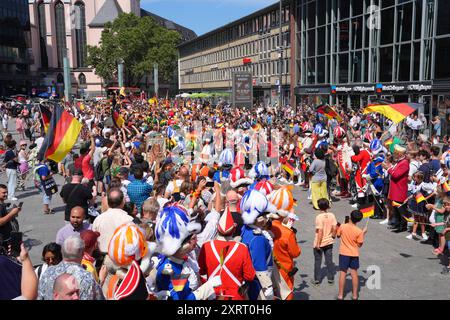 Empfang der Deutschen Olympia Mannschaft 2024 in Koeln sassofonista Andre Schurra heizt den Olympioniken ein beim Empfang der Deutschen Olympia Mannschaft 2024 am Koelner Hauptbahnhof, Koeln, 12.08.2024 Koeln Nordrhein-Westfalen Deutschland *** accoglienza della squadra olimpica tedesca 2024 a Colonia il sassofonista Andre Schurra riscalda gli olimpici alla reception della squadra olimpica tedesca 2024 alla stazione centrale di Colonia, Colonia, 12 08 2024 Colonia Renania settentrionale-Vestfalia Germania Foto Stock