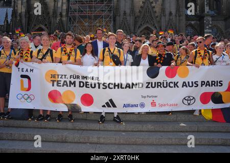 Empfang der Deutschen Olympia Mannschaft 2024 a Koeln Nancy Faeser gemeinsam mit Heriette Reker mit der Deutschen Olympia Mannschaft 2024 am Koelner Hauptbahnhof, Koeln, 12.08.2024 Koeln Nordrhein-Westfalen Deutschland *** accoglienza della squadra olimpica tedesca 2024 a Colonia Nancy Faeser insieme a Heriette Reker con la squadra olimpica tedesca 2024 alla stazione centrale di Colonia, Colonia, 12 08 2024 Colonia Renania settentrionale-Vestfalia Germania Foto Stock