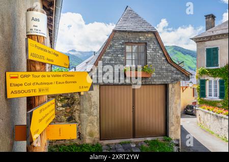 Il piccolo villaggio dei Pirenei AAS nella valle di Ossau del Béarn è un ottimo punto di partenza per escursioni. Foto Stock