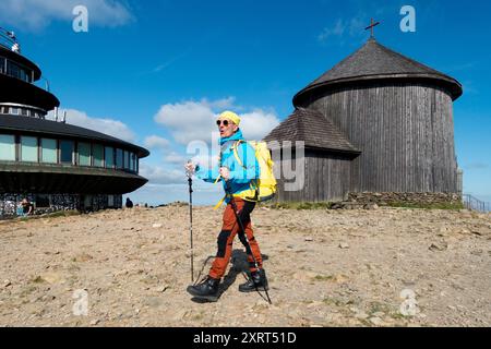 Uomo di Medioevo uomo uomo uomo da solo escursionista singolo sulla cima del monte Sniezka Polonia Europa confine polacco ceco Foto Stock