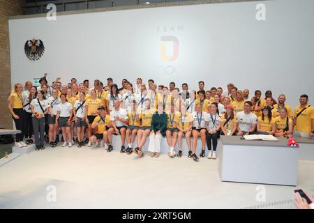 Empfang der Deutschen Olympia Mannschaft 2024 in Koeln Oberbuergermeisterin Heriette Reker beim Gruppenbild im Rahmen des Empfang der Deutschen Olympia Mannschaft 2024 am Rathaus Koeln Koeln Koeln, 12.08.2024 Koeln Nordrhein-Westfalen Deutschland *** ricevimento della squadra olimpica tedesca 2024 a Colonia il sindaco Heriette Reker alla foto di gruppo durante la ricezione della squadra olimpica tedesca 2024 al Municipio di Colonia Colonia, 12 08 2024 Colonia Renania settentrionale-Vestfalia Germania Foto Stock