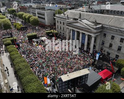 Una visione generale di migliaia di persone riunite lungo la strada principale di Dublino per celebrare il ritorno a casa degli olimpici irlandesi, dopo la più riuscita conquista di medaglie mai avuta ai Giochi Olimpici di Parigi del 2024. Data foto: Lunedì 12 agosto 2024. Foto Stock