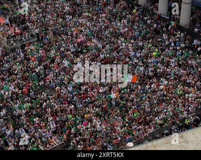 Una visione generale di migliaia di persone riunite lungo la strada principale di Dublino per celebrare il ritorno a casa degli olimpici irlandesi, dopo la più riuscita conquista di medaglie mai avuta ai Giochi Olimpici di Parigi del 2024. Data foto: Lunedì 12 agosto 2024. Foto Stock