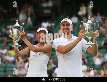 I tennisti su-Wei Hsieh (TWN) e il partner Jan Zielinski (POL) che detengono il Mixed DoublesTrophy ai Campionati di Wimbledon 2024, Londra, Inghilterra. Foto Stock