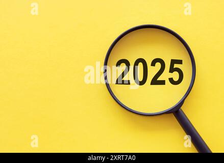 Eccitanti festeggiamenti per il nuovo anno e goal per il 2025 sotto un tema giallo brillante Foto Stock