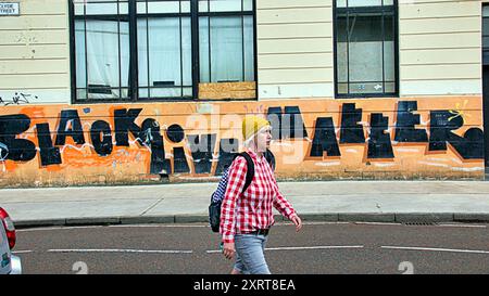 Glasgow, Scozia, Regno Unito. 12 agosto 2024. Meteo nel Regno Unito: Il sole tocca il tempo in città dopo i temporali finalmente appare l'estate. Le vite nere sono materia murale nel lato del fiume clyde. Credit Gerard Ferry/Alamy Live News Foto Stock